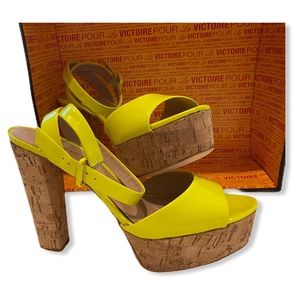 Pour La Victoire Women’s Nasha Platform Sandal 8.5